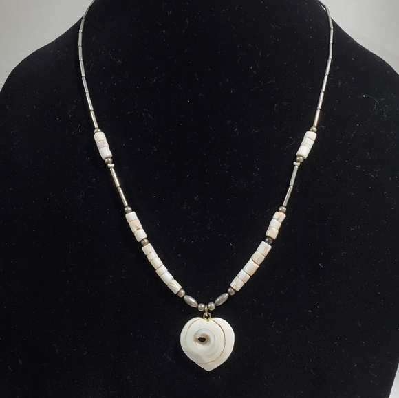 Vintage Shell Heart & Silvertone necklace barrel clasp Hawaiian - Picture 1 of 8